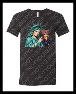 T-shirt Grafica Quiet Piggy Liberty Edition Unisex con Scollo a V, Manica Corta, Stampa Digitale per Adulti, Abbigliamento Promozionale - Product Image 2