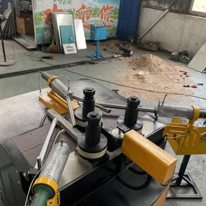 เครื่องดัดม้วน CNC แบบให้ความร้อน 20 ตัน ระบบเซอร์โวคู่ สำหรับขึ้น<span class=keywords><strong>รูป</strong></span>อะลูมิเนียม-พลาสติก และโปรไฟล์คอมโพสิต - Product Image 3