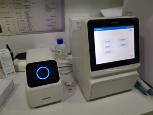 EUR VET محلل كيميائي بيطري آلي بالكامل مع شاشة كبيرة لتشخيص الكلاب والأدوات الجراحية - Product Image 4