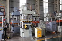 Presse hydraulique à quatre colonnes 200 tonnes utilisée pour la production en série de persiennes dans les ateliers
