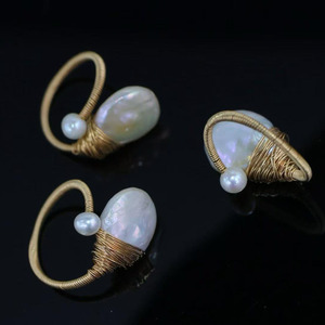 Anillo Hecho a Mano con Alambre de Oro de 14K, Diseño de Dos Perlas Naturales Barrocas de Agua Dulce, Anillo Elegante para Mujer - Product Image 2