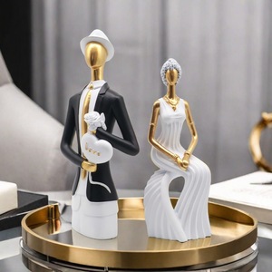 Ornement de personnage moderne et créatif en résine époxy sculptée pour couple marié, idéal pour la maison, le bureau ou le salon - Product Image 1