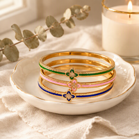 Bracelet tendance et mignon pour femme en acier inoxydable plaqué or jaune 18 carats avec trèfle à quatre feuilles géométrique chrétien et fleur en nacre noire