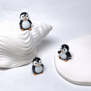 100個入り 3Dミニペンギンフィギュア まとめ売り 23*18MM 小さな冬のクリスマス動物オーナメント ホームクリスマスパーティーケーキトッパーデコレーション用 - Product Image 1