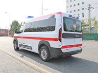 Ambulance médicale SINOTRUK Pioneer V à transmission manuelle, empattement moyen, toit moyen, type de transfert, type de surveillance