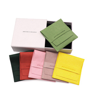 Petite enveloppe en velours personnalisée avec rabat Pochette à bijoux en microfibre Bolvas Para Joya avec logo imprimé pour l'emballage et le stockage - Product Image 1