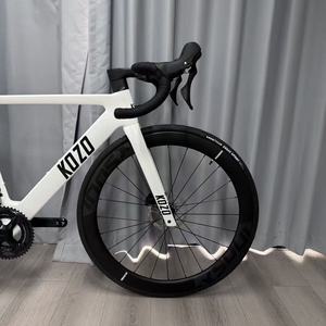 Bicicleta de Carretera Aerodinámica de Fibra de Carbono KOZO Venta al por Mayor Directa de Fábrica 700C <span class=keywords><strong>SHIMANO</strong></span> <span class=keywords><strong>105</strong></span> 24V Freno de Disco Hidráulico Bicicleta de Carreras Ligera OEM - Product Image 5