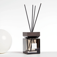 Flacon diffuseur de parfum en verre noir carré de luxe Solent Custom 50ml 100ml 150ml 200ml avec bouchon en bois pour huile aromathérapeutique