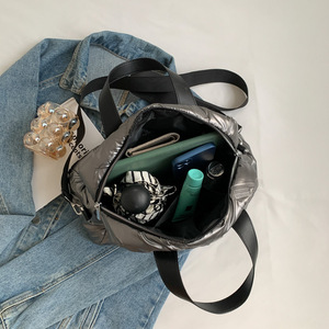 Nouveaux sacs à main portables durables et tendance 2023, sacs de luxe légers pour femmes avec fermeture à glissière et doublure en polyester pour femmes - Product Image 4