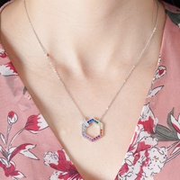 Collier personnalisé Kirin en argent 925 avec cristal hexagonal arc-en-ciel en zircon, plaqué or, pendentif minimaliste, OEM ODM