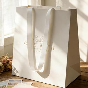Sac en papier cartonné blanc épais et durable, adapté pour l'emballage de vêtements, de cosmétiques et de bijoux - Product Image 5