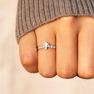 Anello Impilabile con Zirconi per Donne, Elegante Anello Minimalista, Gioiello di Tendenza, Regalo Quotidiano - Product Image 1