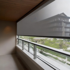 Volet roulant de jardin durable motorisé avec <span class=keywords><strong>moteur</strong></span> métallique intégré, occultation totale à 100 %, protection UV <span class=keywords><strong>pour</strong></span> pavillon <span class=keywords><strong>extérieur</strong></span> et <span class=keywords><strong>terrasse</strong></span> - Product Image 4