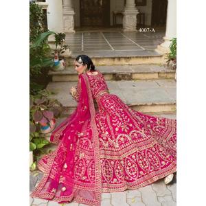 Lehenga Choli en tissu papillon pur, exporté d'Inde, avec doublure à 2 couches et travail de designer de qualité supérieure, pour femmes, disponible à la vente. - Product Image 1