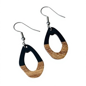 Boucles d'oreilles créoles géométriques élégantes en bois, design unique en U marron, bijoux de luxe tendance et de qualité pour femme, idéales pour les soirées - Product Image 5