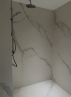 Panneau mural SPC à texture rocheuse de 4 mm d'épaisseur, imperméable, à clipser, résistant aux rayures, matériau de revêtement mural pour salle de bain et douche d'hôtel