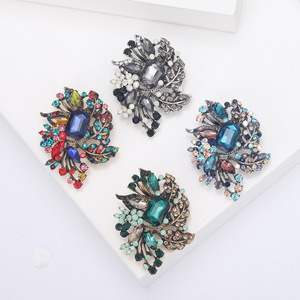 Broche Fleur en Alliage de Cristal et Strass, Bijou Élégant Rétro pour Femme, Plaqué Or, Cadeau de Fête et de Mariage - Product Image 4