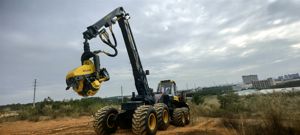 XUVOL OEM/ODM Cabine pivotante et auto-nivelante Moteur 250 kW Puissance de l'engin  Abatteuse forestière à pneus en caoutchouc Abatteuse forestière sur roues 600 CV - Product Image 3