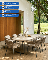 Table de repas extérieure moderne avec plateau en pierre frittée et structure en métal thermolaqué pour hôtel, cour et salle de sport, 4 chaises incluses