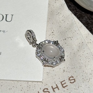 Pendentif en jade mousse d'eau en argent pur S925, plaqué or 18 carats, design de niche, style vintage simple, micro-incrustations, look frais et rafraîchissant - Product Image 2