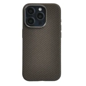 Coque de téléphone en cuir plaqué fibre de carbone à moitié enveloppée côté de luxe couverture en cuir gaufré haut de gamme pour iPhone 15/15 Pro/15 Pro Max