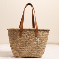 Sac de plage vintage chic pour femme en paille tressée à la main avec deux embellissements en cuir PU durable et perles, grande capacité