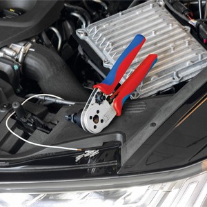 เครื่องมือจีบสายไฟแบบสี่หัวของ Knipex ผลิตจากเหล็กกล้าเคลือบเงา ด้ามจับนุ่มมือ ใช้ได้กับขั้วต่ออุตสาหกรรมแบบเสียบด้านหน้า - Product Image 1