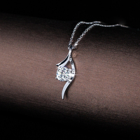 Perhiasan mewah klasik empat cakar Vvs warna D liontin Moissanite 1CT kalung perak Sterling 925 untuk hadiah wanita