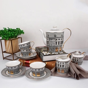 Set da <span class=keywords><strong>Caffè</strong></span> in Porcellana Bone China con Motivo Artistico di Castello e Città, Tazze e Teiera in Ceramica Dorata - Product Image 2