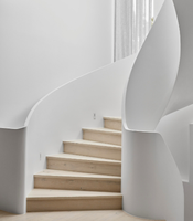 VIKO Intérieur de haute qualité Vente à chaud Utilisation en intérieur Style blanc pur Bande de roulement en bois Escaliers incurvés Escalier en colimaçon