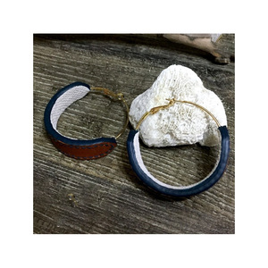 El fabricante suministra pendientes minimalistas de cuero, pendientes llamativos de estilo europeo y americano, y aros grandes a la moda. - Product Image 5