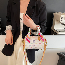 Nouveau <span class=keywords><strong>Sac</strong></span> Fourre-tout Léger en PU de Luxe Vintage de Marque Célèbre pour Femme, avec Fermeture Éclair, Tendance, Imprimé, Forme Oreiller, Porté Épaule ou en Bandoulière - Product Image 4