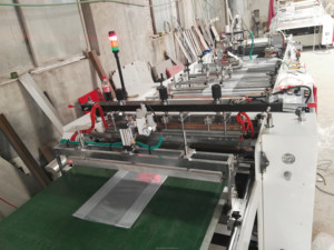 Machine automatique de fabrication de sacs en plastique robustes en LDPE pour riz et ciment, avec soufflets latéraux et fond à fermeture par couteau volant - Product Image 4