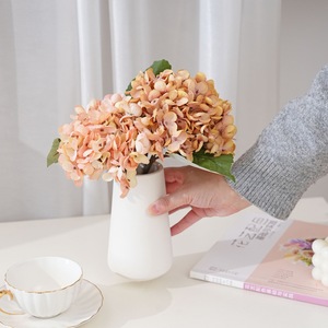 Fleurs d'hortensia artificielles Plain Realm en plastique et soie pour la décoration intérieure et les arrangements de table de mariage - Product Image 3