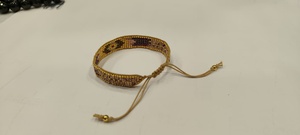 Bracelet artisanal Sstringz en perles Miyuki Delica dorées, noires, ivoire crème et multicolores, avec motif géométrique tribal réglable - Product Image 6