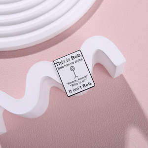 Broches <span class=keywords><strong>de</strong></span> esmalte <span class=keywords><strong>de</strong></span> bromas divertidas This Is Bob Has No Arms Knock Broches Camisa Collar Solapa Insignias Lindo Regalo <span class=keywords><strong>de</strong></span> joyería divertido para amigos - Product Image 4