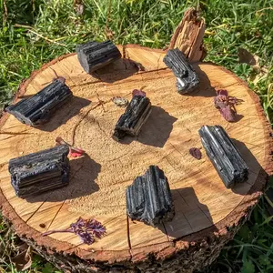 Offre Spéciale : Cristal de Tourmaline Noire Naturelle Brute Irrégulière de Qualité Supérieure pour la Guérison et Autres Artisanats en Cristal – Vente en Gros Direct Usine - Product Image 2