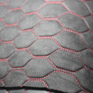 Pelle Sintetica Scamosciata Trapuntata Nera con Cuciture Rosse per Rivestimenti Auto, Sedili, Pannelli Porta e Interni - Product Image 1