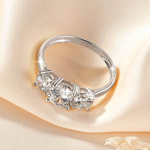 Anillos de tres piedras de moissanita de 2 quilates con certificación GRA, color D, VVS1, cobre con baño de oro de 14K, joyería creativa informal de moda para mujer. - Product Image 2