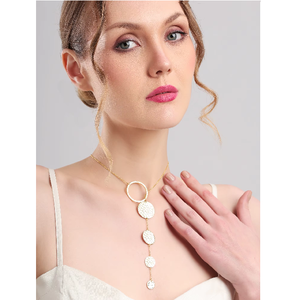 Collar con colgante de disco martillado en tono dorado, cadena tipo lariat, colgante texturizado, joyería minimalista, moderna y elegante para mujer - Product Image 4