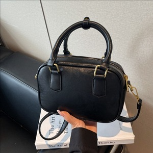 Bolso de Mano Retro Versátil para Mujer, Otoño/Invierno 2025, Minimalista, Casual, de Hombro y Cruzado, Tipo Almohada, para el Trabajo y el Transporte Diario - Product Image 4
