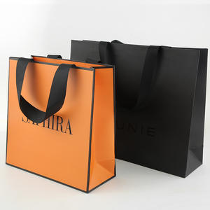 ถุงกระดาษของขวัญพิมพ์ลายหรูหราแบบกำหนดเอง ขายส่งถุงกระดาษพร้อมโลโก้ของคุณเอง สำหรับธุรกิจเสื้อผ้าขนาดเล็ก - Product Image 4