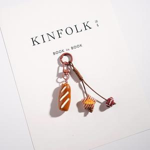 Nuovo Portachiavi in Resina a Forma di Pane Cartoon, Ciondolo Decorativo per Borse, Piccolo Regalo per Auto e Zaini, Little Red Book - Product Image 6