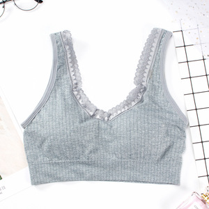 Sujetador deportivo sin aros para mujer, de una pieza, con copa completa, encaje, espalda en V grande, diseño cruzado en el pecho y tirantes anchos, sin costuras. - Product Image 2