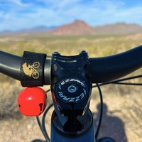 Clochette d'ours personnalisée avec logo couleur, silencieux magnétique et sangle auto-agrippante pour la randonnée, le camping, la randonnée à dos, le VTT et la sécurité en extérieur