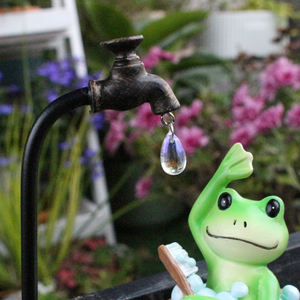 Statue de bain de <span class=keywords><strong>grenouille</strong></span> <span class=keywords><strong>verte</strong></span> lunatique avec robinet artisanat en résine-<span class=keywords><strong>grenouille</strong></span> dans un seau en bois avec eau de bain bleue et porte-savon - Product Image 5