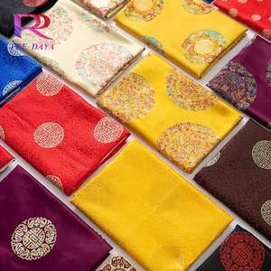 Brocart boiteux métallique avec motifs Art déco pour doublures de veste de déclaration - Product Image 1