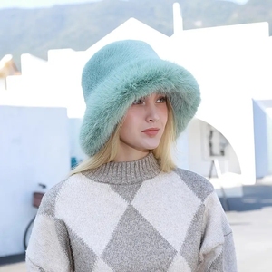 2025 nuevo diseño de sombreros de cubo de invierno suave cálido mullido Piel de visón personalizado OEM gorros de felpa para mujeres Unisex uso diario Casual carta - Product Image 5
