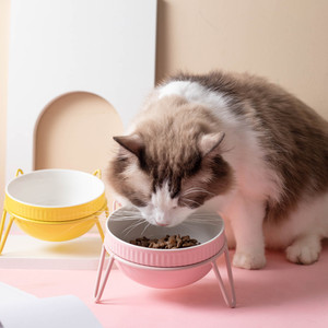 Comederos elevados de cerámica para gatos con diseño de pata y pez. - Product Image 2