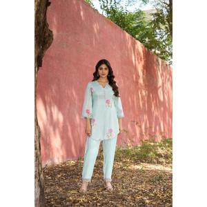 Kurta y Pantalones para Mujer de Alta Calidad, Estampado Floral Azul, Corte Regular, Tela Suave y Cómoda para Uso Casual, Oficina o Diario, en Venta - Product Image 3
